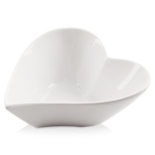 Miseczka miska porcelanowa na przekąski sosy orzeszki serce biała 13x11 cm